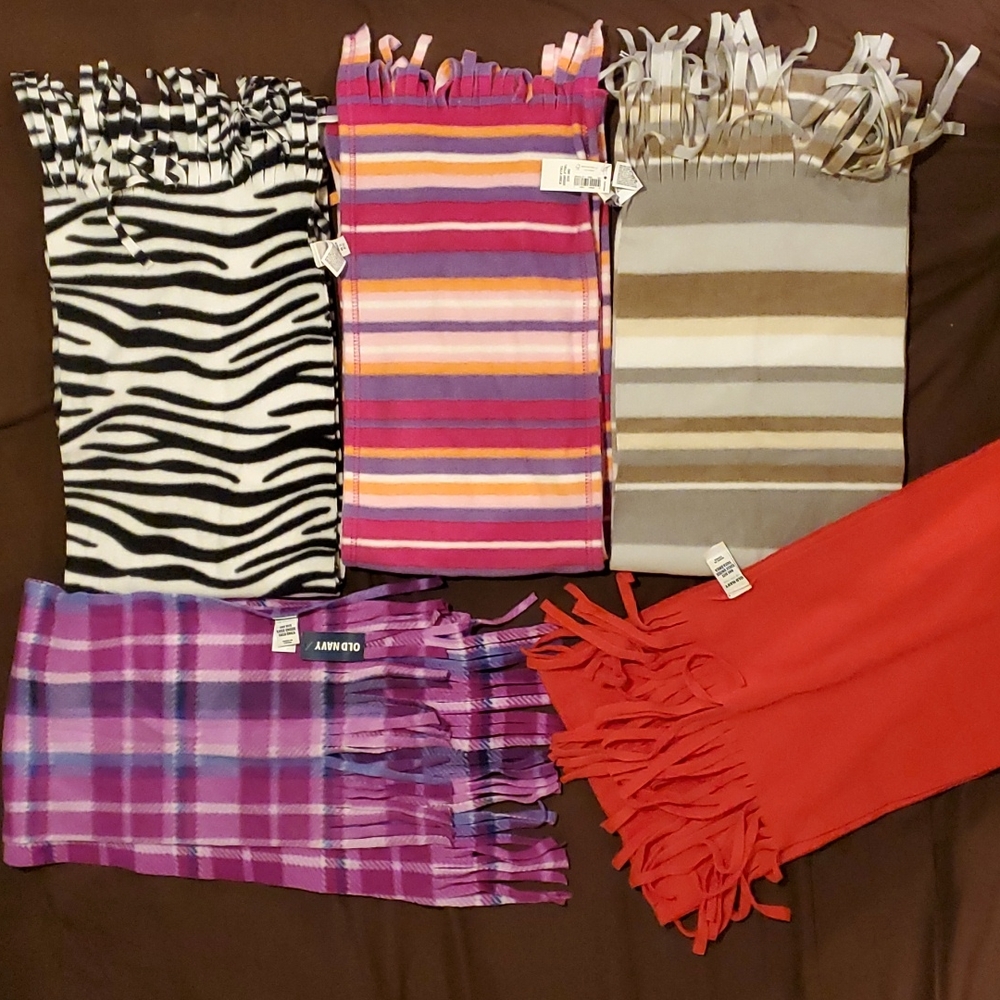 5 Old Navy fleece scarfs    Nwt
